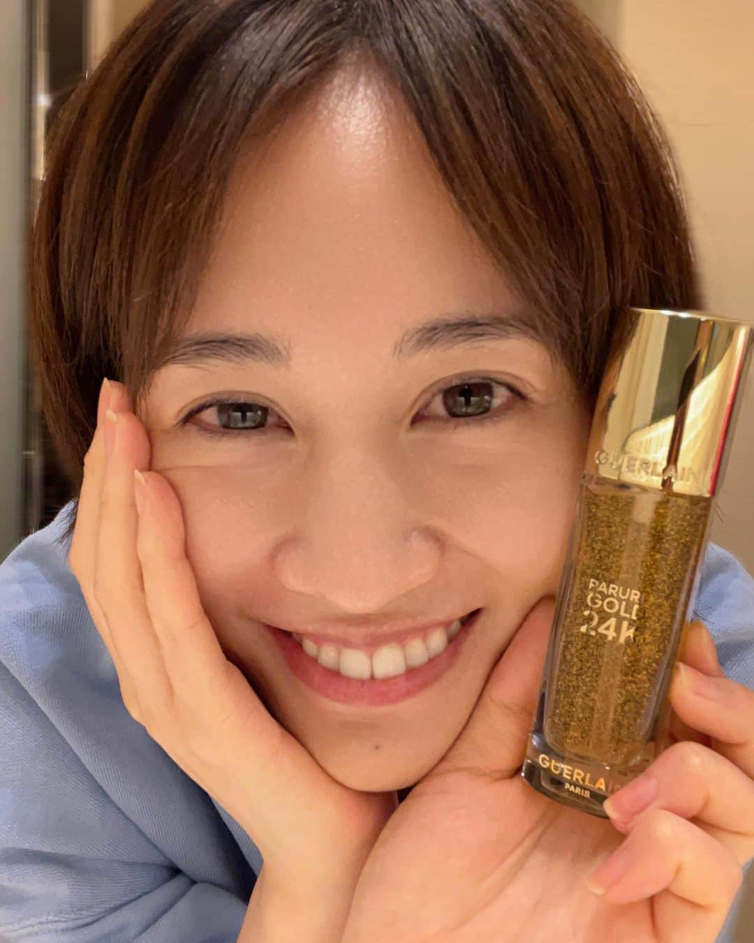 前田敦子のインスタグラム：「. じゃん  一足お先に使わせていただいてます。  GUERLAIN PARURE GOLD 25K PRIMER  メイクアッププライマー パリュール ゴールド 24K プライマー  まずこの24K配合のゴールドフレークが魅力的すぎるし、 99％がスキンケアベースなので高い保湿力と付けるとサラッとしていて気持ちいいの！一度使うと欠かせなくなりますよ。  早朝の準備も気分を上げてくれるから 今撮影で大活躍中  3月1日発売  @guerlain  #ゲラン #パリュールゴールド #24Kプライマー　  本当おすすめだよ」