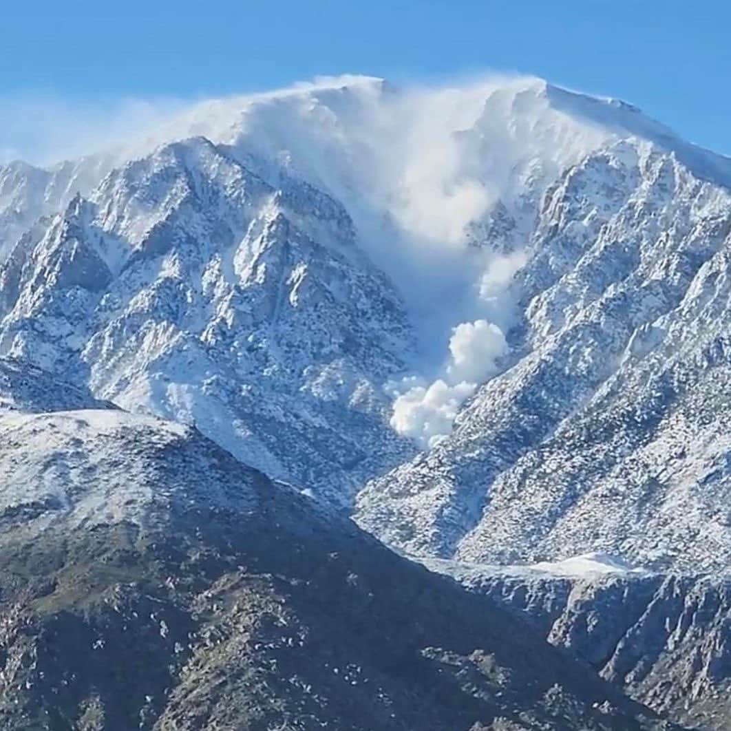 ジョン・バロウマンのインスタグラム：「A rare avalanche in our San Jacinto Mountains due to heavy snow and wind. Dangerous but kind of beautiful.  . #palmsprings #avalanche #sanjacintomountains #trending #snow #california #weather #photography #beautiful #nature   Photo credit: Joyce Schwartz」