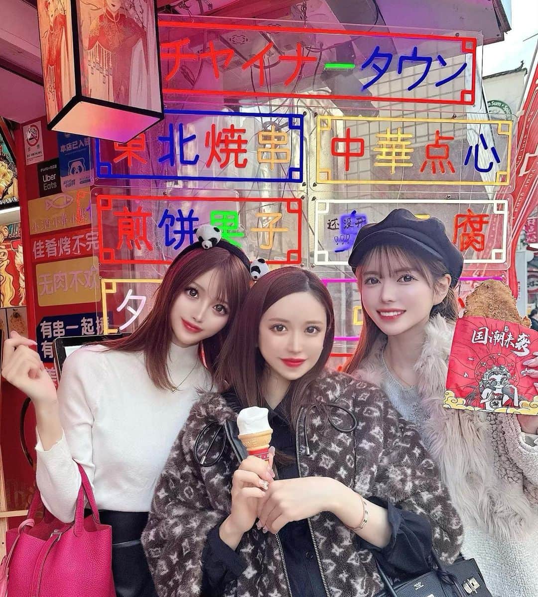伴かなみのインスタグラム：「たくさん食べ歩きしたよっ🐼🇨🇳 アイスめちゃめちゃ食べかけ...🍦 ⁡  📍 横浜中華街 ❤︎ ⁡ ⁡ ⁡」