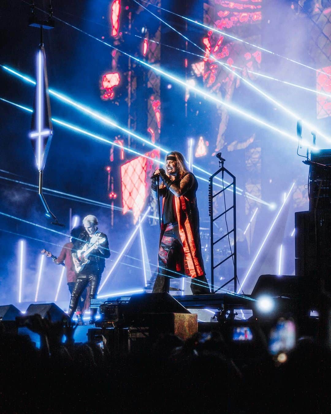 ヴィンス・ニールのインスタグラム：「Awesome night in Lima!! Great to see you all!   @thevinceneil @nikkisixxpixx @tommylee @john5official   #mötleycrüe   📸 : @samshapiromedia」