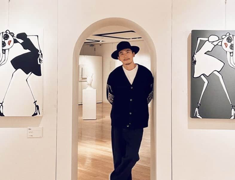 三浦大地さんのインスタグラム写真 - (三浦大地Instagram)「MODERATION DAICHI MIURA ART EXHIBITION in OSAKA  個展が無事終了しました！  毎日沢山の方々に御来場頂き、本当にありがとうございました！  阪急うめだ本店の1階と9階で同時開催で約200点近くの作品を展示させていただいた大規模な個展。  アーティストとしてデビューしてからまだ7ヶ月。  なんだか本当に不思議な流れになっているなと思っていますが、来場頂いた皆様から喜びのお言葉を頂戴して、何かの使命を与えられた感は満載です。  中庸。  特別なことなんて何も無くて、水と空気の間の水面に浮かびながら新たな大地に辿り着く…  たゆたう  今の自分はそんな感じなのかな。  人生て予想をしなければ、予想だにしない出来事が巡ってくるんですよ。  ありがたい。  #moderation #daichimiura #art #artexhibition #hankyu #osaka」3月2日 19時00分 - daichi_1127