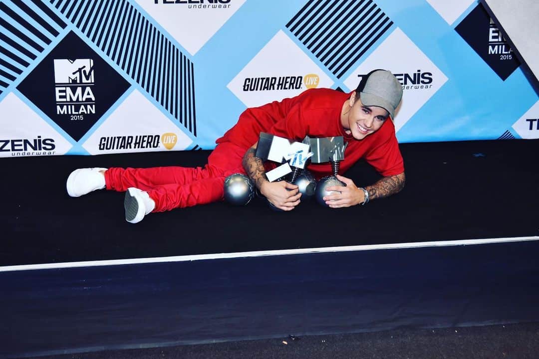 MTV EMAのインスタグラム：「Happy Birthday @justinbieber !!! Hope you’re cuddling all your #MTVEMA awards today🥳」