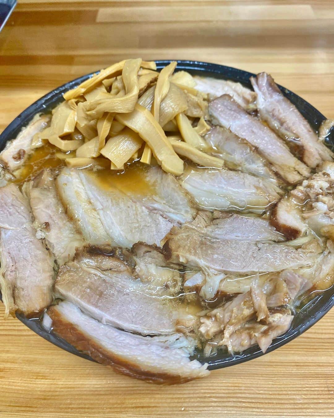 澤田修のインスタグラム：「『北大塚ラーメン』のチャーシュー麺(メンマトッピング)は、いつも美味い。  #KitaOtukaRamen  #TOKYO  #ramen」