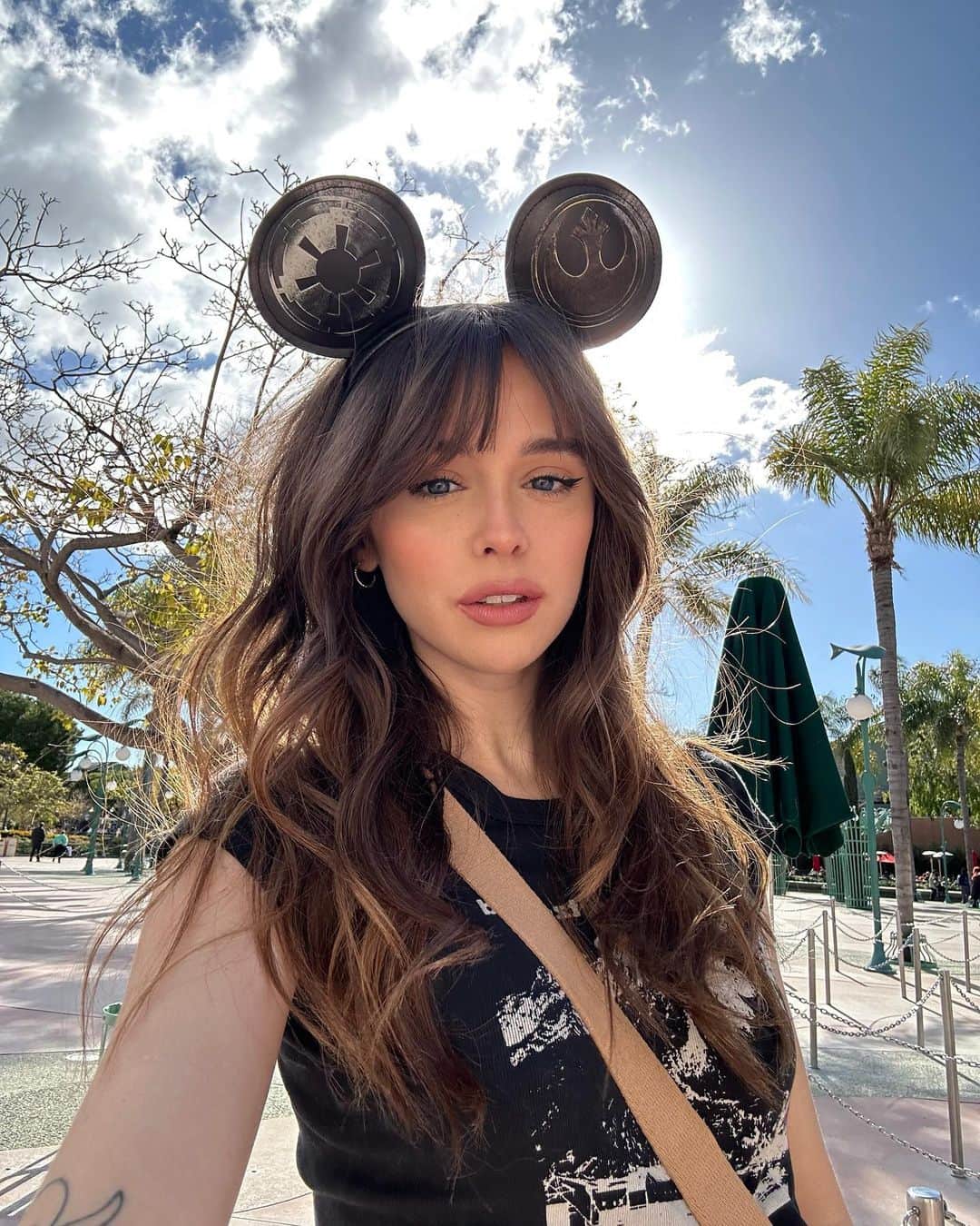 Acacia Brinleyのインスタグラム：「"Confronting fear is the destiny of a Jedi." 🤎🌌」