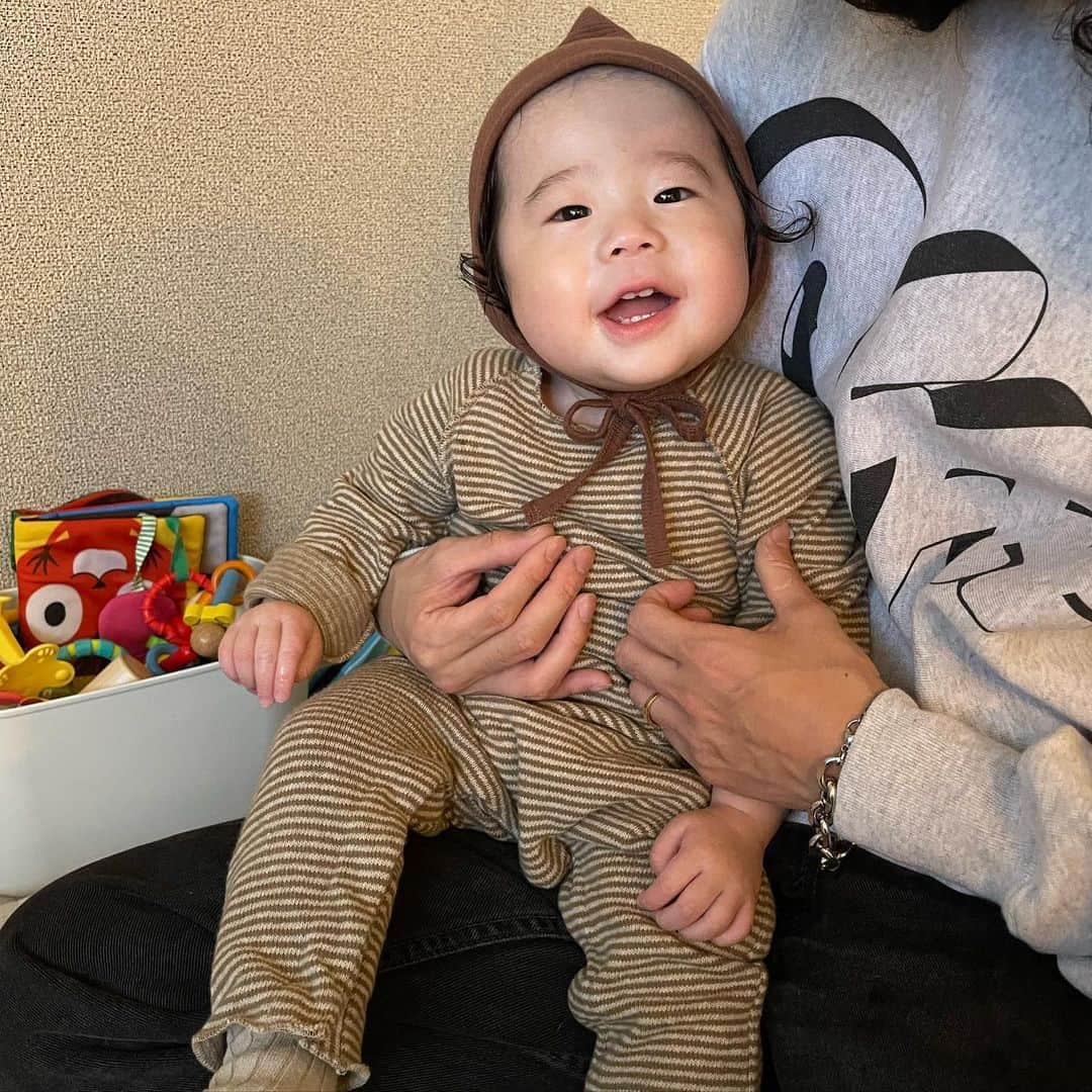 my9mj8のインスタグラム：「最近のすわくんファッション🥹🤍 最後の帽子は烏帽子感🥹 （脱げかけててね笑）  セレクトされてるショップで買ったり プレゼントや、お譲りしてもらったものも🫶🏻  #男の子ベビー #男の子コーデ」
