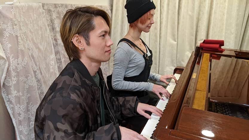 土屋アンナさんのインスタグラム写真 - (土屋アンナInstagram)「どっちがピアノを弾いているでしょう？」3月2日 1時11分 - annatsuchiya0311