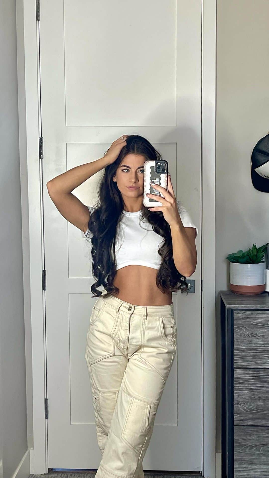 のインスタグラム：「Comparison will always be the thief of joy 🫠⁣ ⁣ I sometimes get sucked into the comparison game & feeling behind in life and oof does it just make you spiral. Over the past few years of ups & downs mentally especially, I found my self comparing my journey to other people’s and how they continued to crush it while I was just slowly letting my goals slip away - and that way of thinking can just push you further and further down. ⁣ ⁣ I try not to dwell on the past and realize all seasons are different and you can always get back on your path. Your journey isn’t supposed to look like everybody else’s, so try your best to not get stuck in the comparison game 🤝🏻」