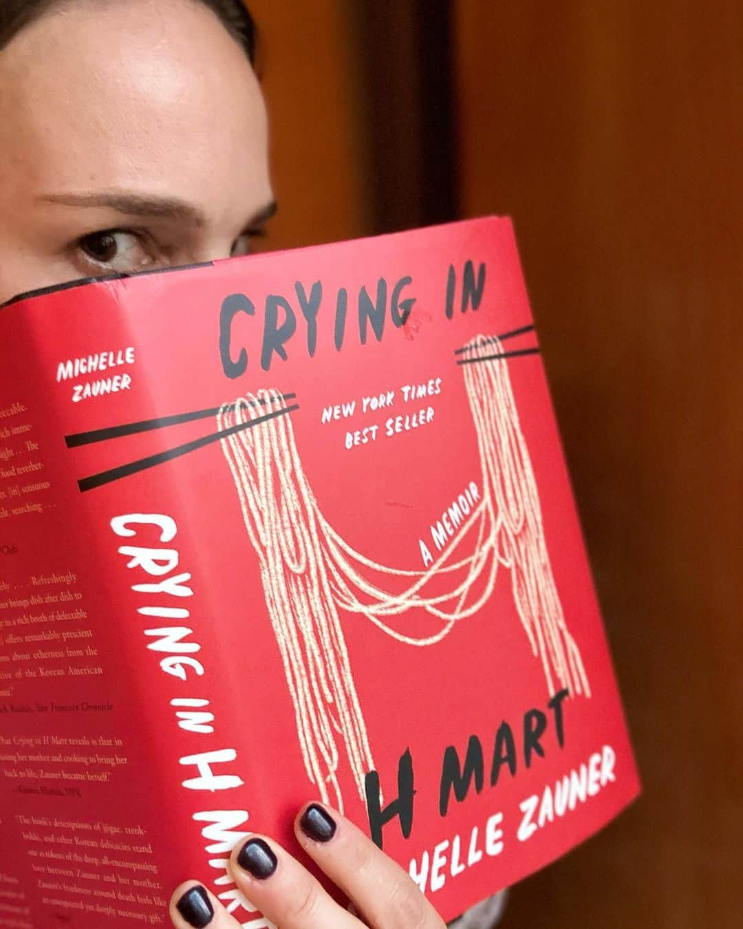 ナタリー・ポートマンさんのインスタグラム写真 - (ナタリー・ポートマンInstagram)「If you haven’t yet read, join me in reading Michelle Zauner’s Crying in H Mart this month — a portrait of how grief and identity and food converge in the wake of her mother’s passing. And thank you to @melton and @madeleine.englis who separately recommended this excellent read to me! #marchbookpick @natsbookclub」3月2日 2時05分 - natalieportman