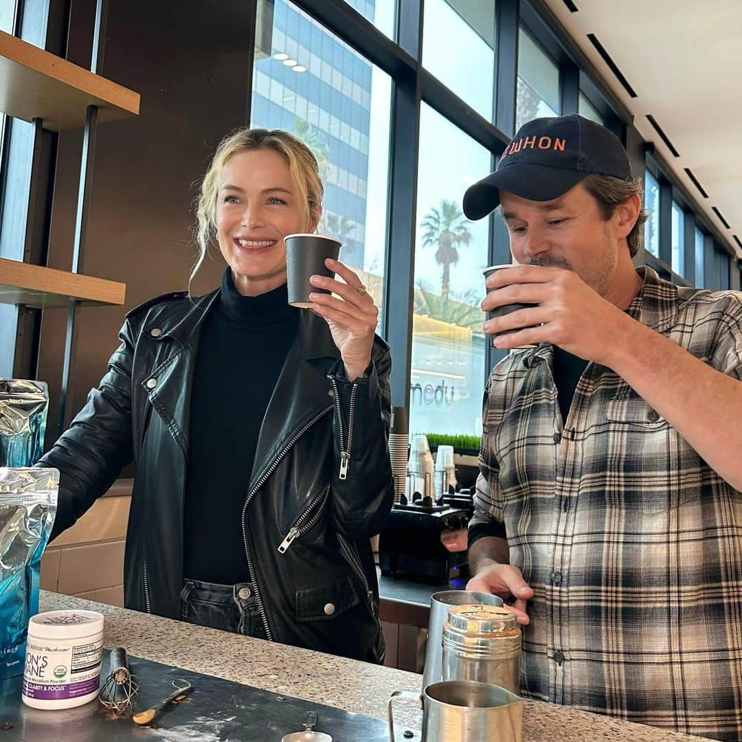 キャロリン・マーフィーさんのインスタグラム写真 - (キャロリン・マーフィーInstagram)「The secret is out! My friends at @erewhonmarket and I have created the “Secret Agent Latte”, filled with my favorite nutrients to fuel your brain, nourish your gut and skin. This deliciousness is made with Holi(Mane) collagen, cold pressed coconut milk, ghee, Lions Mane and a dash of cinnamon 🥰☕️🧠🍄♥️」3月2日 2時11分 - carolynmurphy