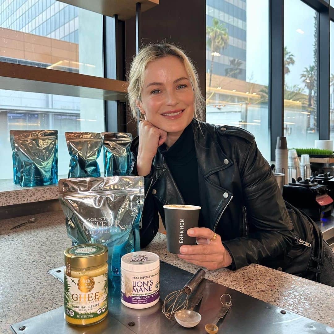 キャロリン・マーフィーのインスタグラム：「The secret is out! My friends at @erewhonmarket and I have created the “Secret Agent Latte”, filled with my favorite nutrients to fuel your brain, nourish your gut and skin. This deliciousness is made with Holi(Mane) collagen, cold pressed coconut milk, ghee, Lions Mane and a dash of cinnamon 🥰☕️🧠🍄♥️」
