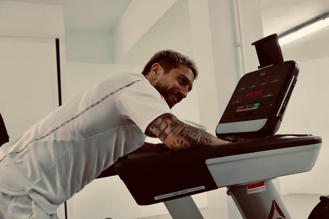 アレハンドロ・ゴメスのインスタグラム：「levántate, suspira, sonríe y sigue adelante 💪🏼🔥」