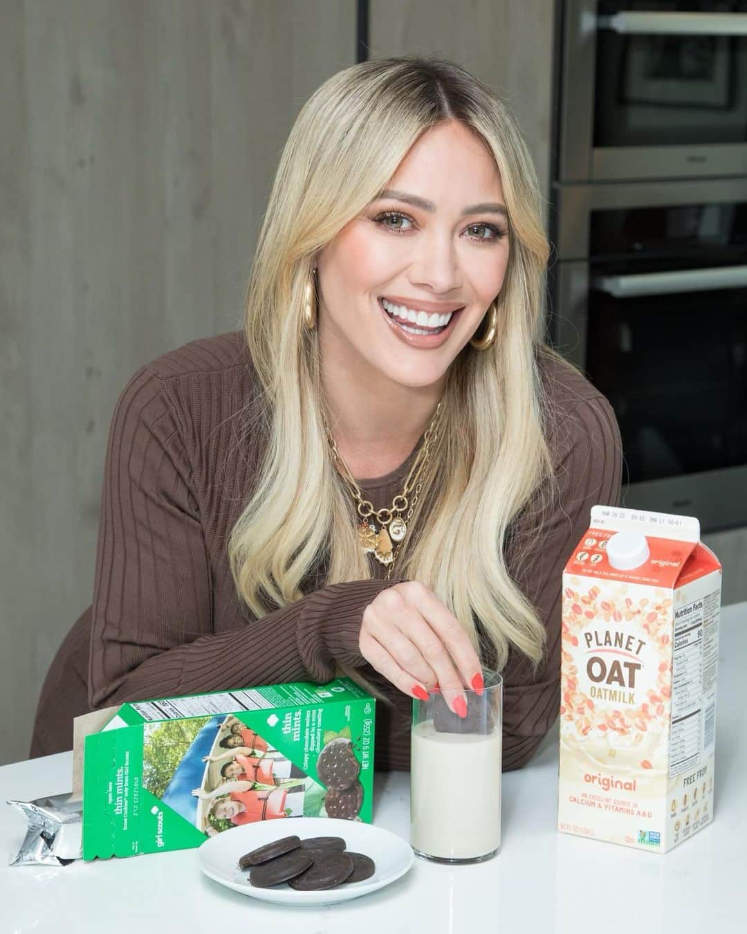 ヒラリー・ダフのインスタグラム：「What’s better than a kitchen full of delicious @planetoat oatmilks paired with your favorite @girlscouts cookies?!  I’m joining the incredible partnership between Planet Oat and the Girl Scout Cookie Program, which helps Girl Scouts as they learn, grow, find their voices, and take action to make the world a better place.  Check out all the perfect pairings at planetoat.com/girlscouts and make the most out of your cookie season! I know I am!  #ad #PlanetOatxGirlScouts」