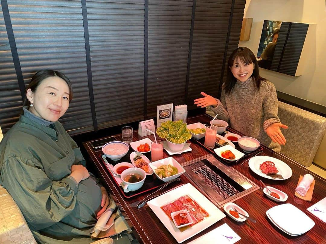 井上英里香のインスタグラム：「* このとき出産間近だった綾香さんと 焼肉ランチした日🥩✨ * 先日、元気な女の子BABYを 出産されました👶🏻💓 * おめでとうございます㊗️🎊✨ * * #フリーアナウンサー  #焼肉 #陣痛ジンクス #出産 #これからはママ仲間」