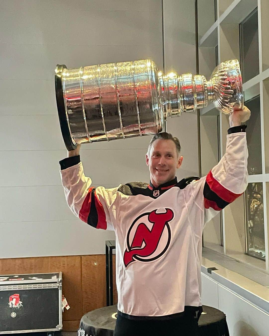 シネイド・ケアーさんのインスタグラム写真 - (シネイド・ケアーInstagram)「@njdevils did a fabulous job of celebrating their 2003 Stanley Cup winning team🥳 Very proud of my hubby🥰🏆🙌🏻 @prucenter #stanleycup #whotelhoboken」3月2日 2時59分 - sineadskate