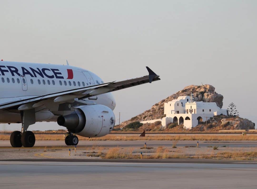 エールフランスのインスタグラム：「According to you, where do you think our aircraft just landed in? ✈️ Hint: 🇬🇷  📸 @fraport.greece   #airfrance #airplane #travel #A318」