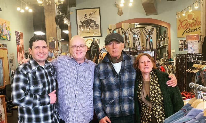 ロックマウントのインスタグラム：「Just another day when The Boss stops by to pick up a few Rockmount shirts. Thank you @springsteen - we love you! #brucespringsteen #rockmountrw #icon #westernwear #legend」