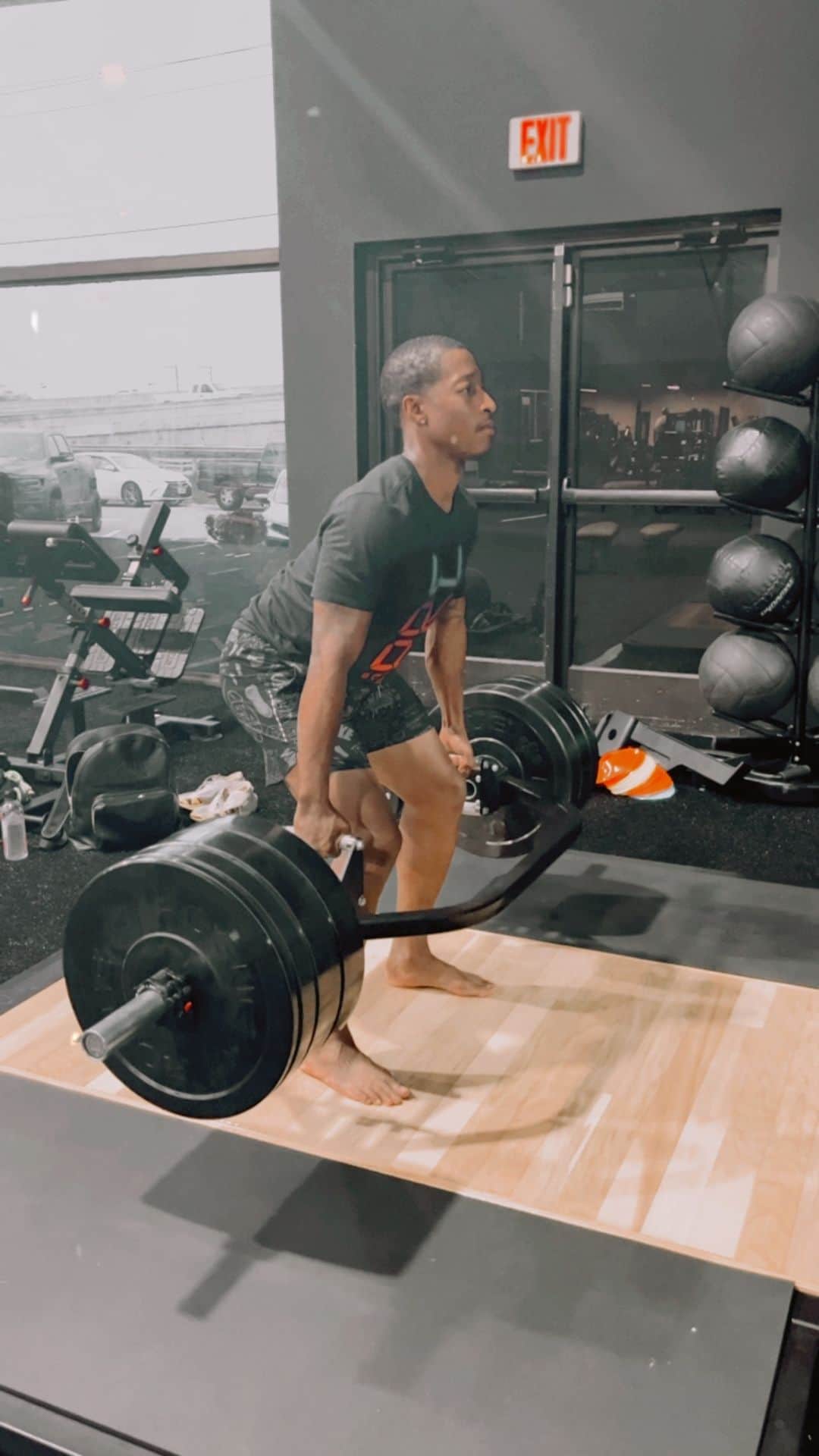 マイク・ロジャースのインスタグラム：「The build up ! @j.bush__ @kollective.inc @tc_management @wifimngt @snekapparel @kinetixbodyscience . #sprinter #fast #atx #power #hunger #speed」