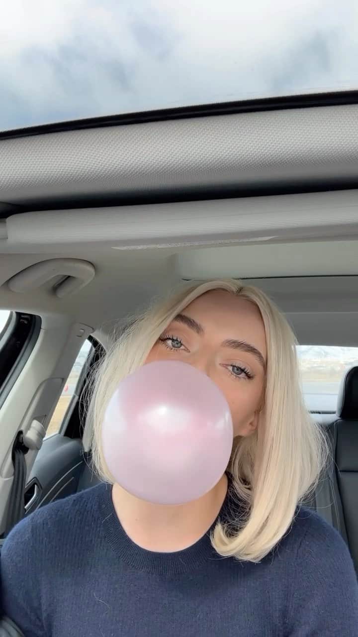 パイパー・アメリカ・スミスのインスタグラム：「Favorite childhood candy? Personally, I loved the mini wax bottles filled with juice. Unmatched chew.」