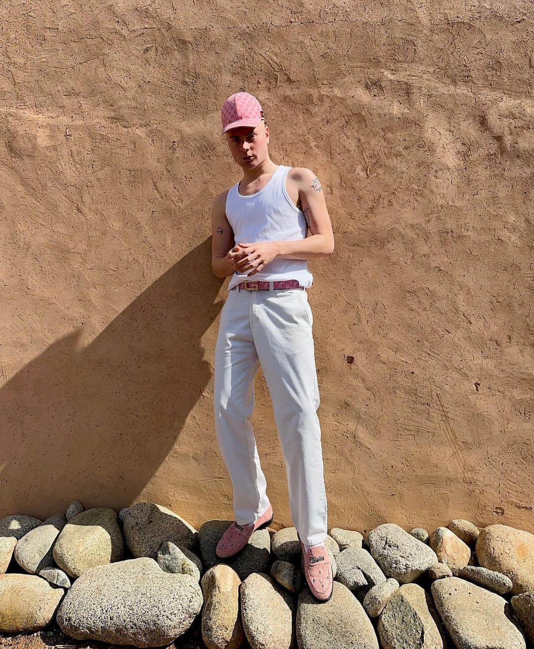 レオ・マンデラのインスタグラム：「pay me my money 🔫」
