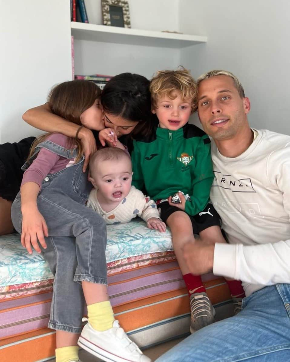 セルヒオ・カナレスのインスタグラム：「My team 💚👨‍🦳👩🏽👧🏽🧑🏼‍🦱👶」