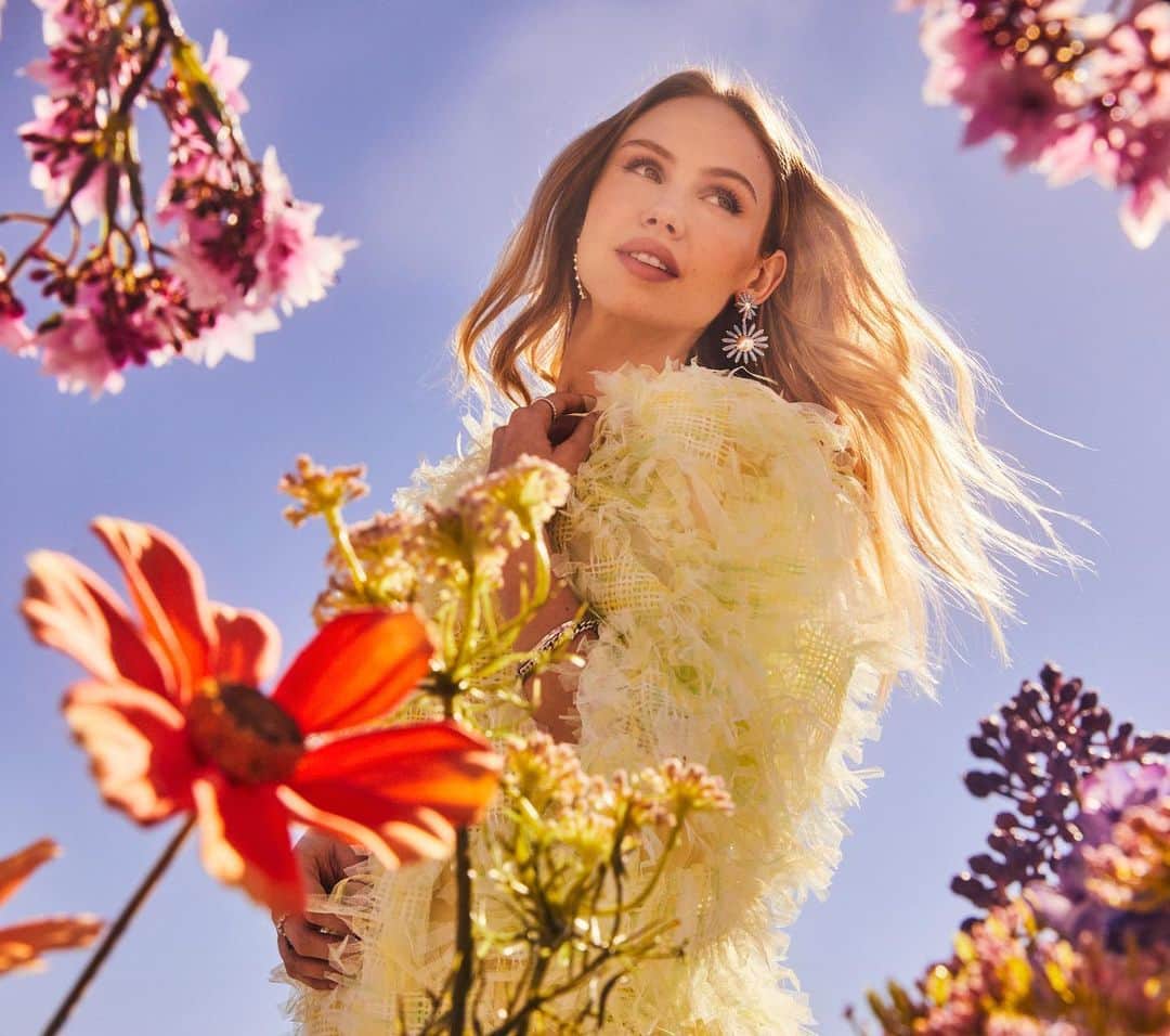 Anna Lylesのインスタグラム：「The new SS 23 @kendrascott campaign is 🔥💐 shot at Vizcaya Miami by @treverhoehne @scarlett @carlee_wallace @nathanhejl @malissagb @chaneldror @margueritewade hair #annalylesgots @ateliermgmt」