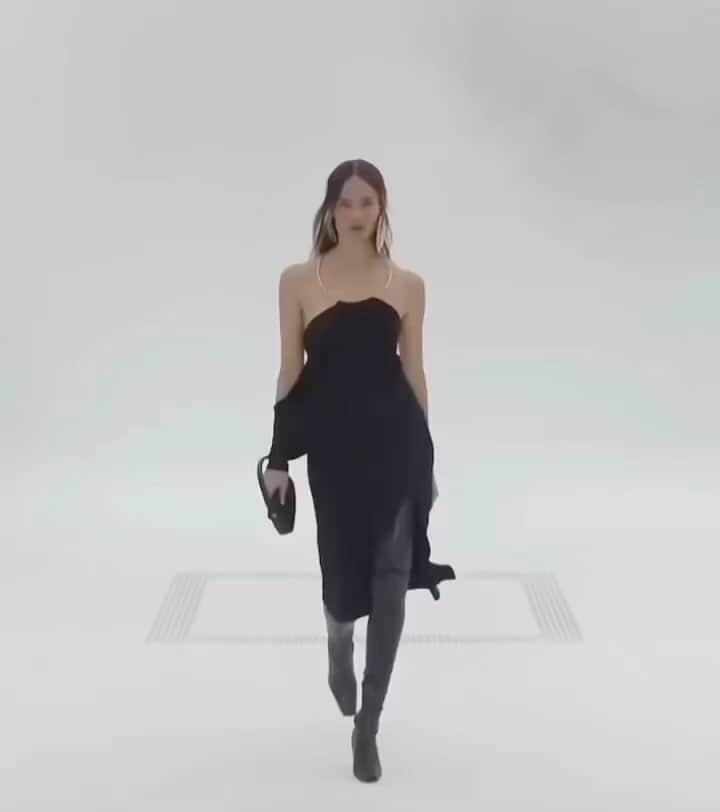 ナターシャ・ポーリーのインスタグラム：「@courreges #FW23 by @nicolas.difelice  Team  @_mariechaix_ @duffy_duffy @diane.kendal @piergiorgio @helenaballadino @dmcasting」
