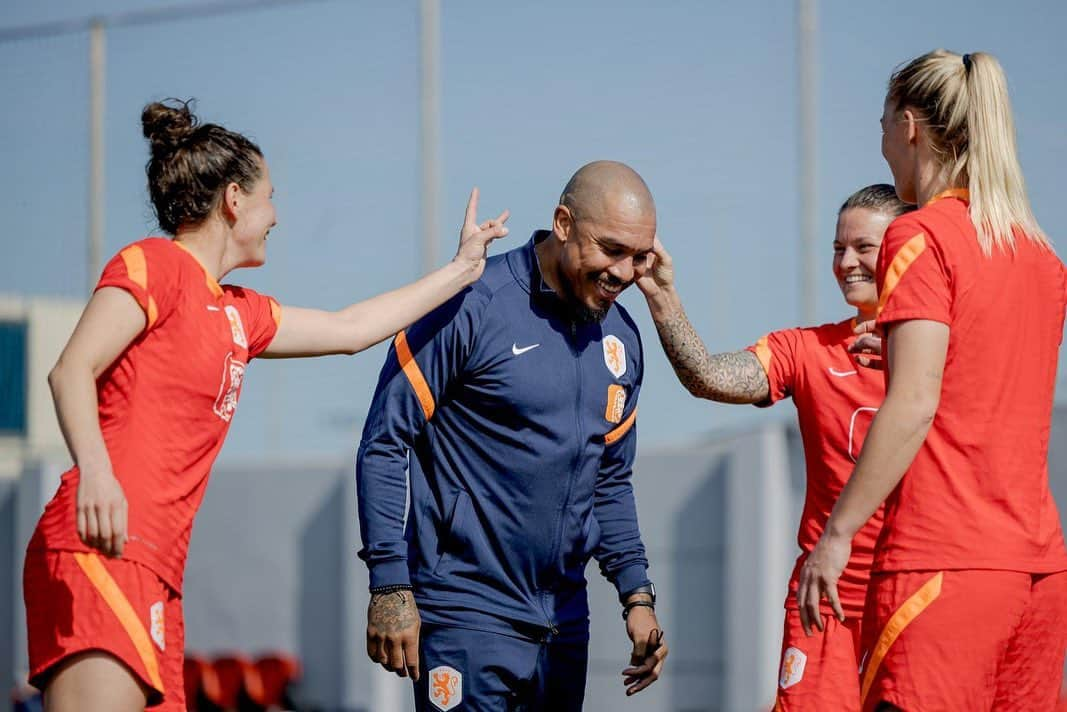 ナイジェル・デ・ヨングのインスタグラム：「About last week.   Great couple of days with our “Dutch Lionesses” to see the harmony and togetherness they have towards the upcoming FIFA Women’s World Cup.   Team work makes the dream work. 🇳🇱🔸   #Trusttheprocess   @officialknvb  @oranjeleeuwinnen」