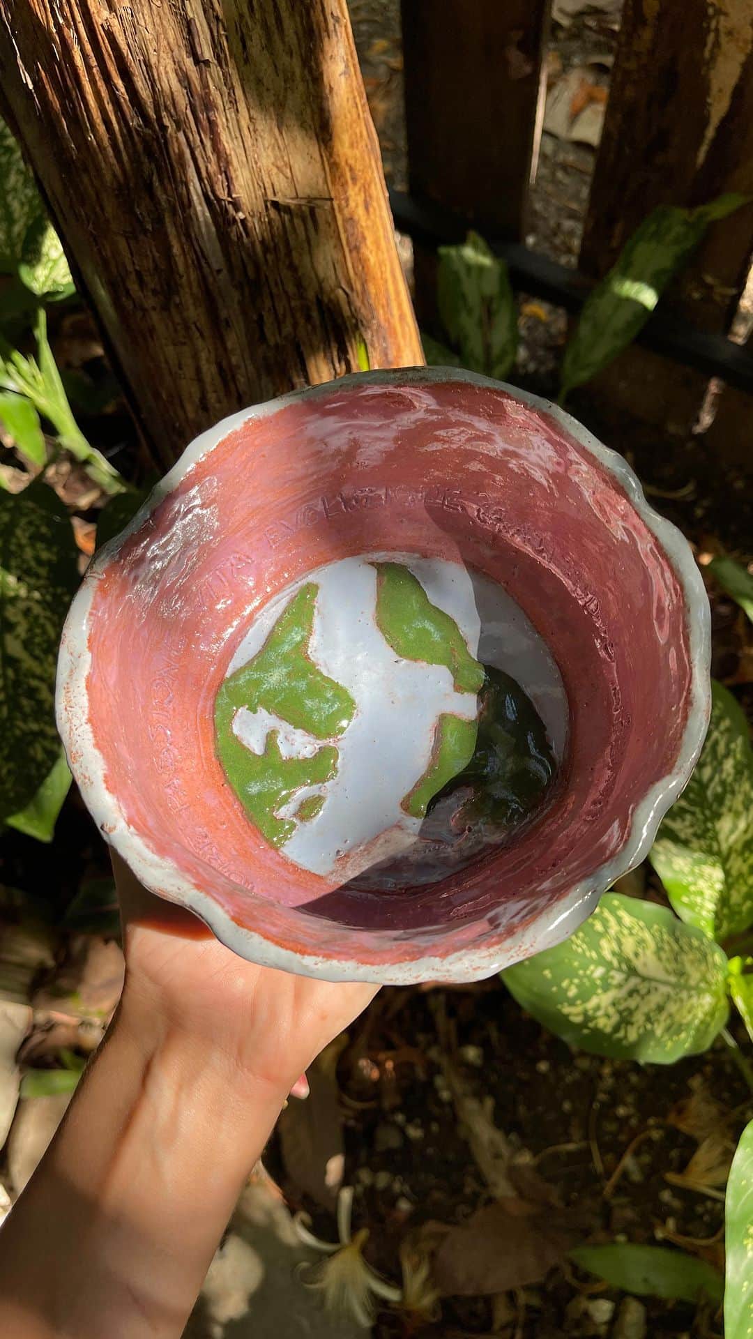 のインスタグラム：「Cuando un poco de barro se convierte en el mundo.  Mi mundo.  Trabajar el barro es reconectar con nuestros orígenes más antiguos y profundos.  Trabajar el barro es meditación y conexión. Gracias @alawa.ceramica , @ro.alawa por este descubrimiento y posibilidad.  Y una vez que empiezas, no puedes parar. 🫶」