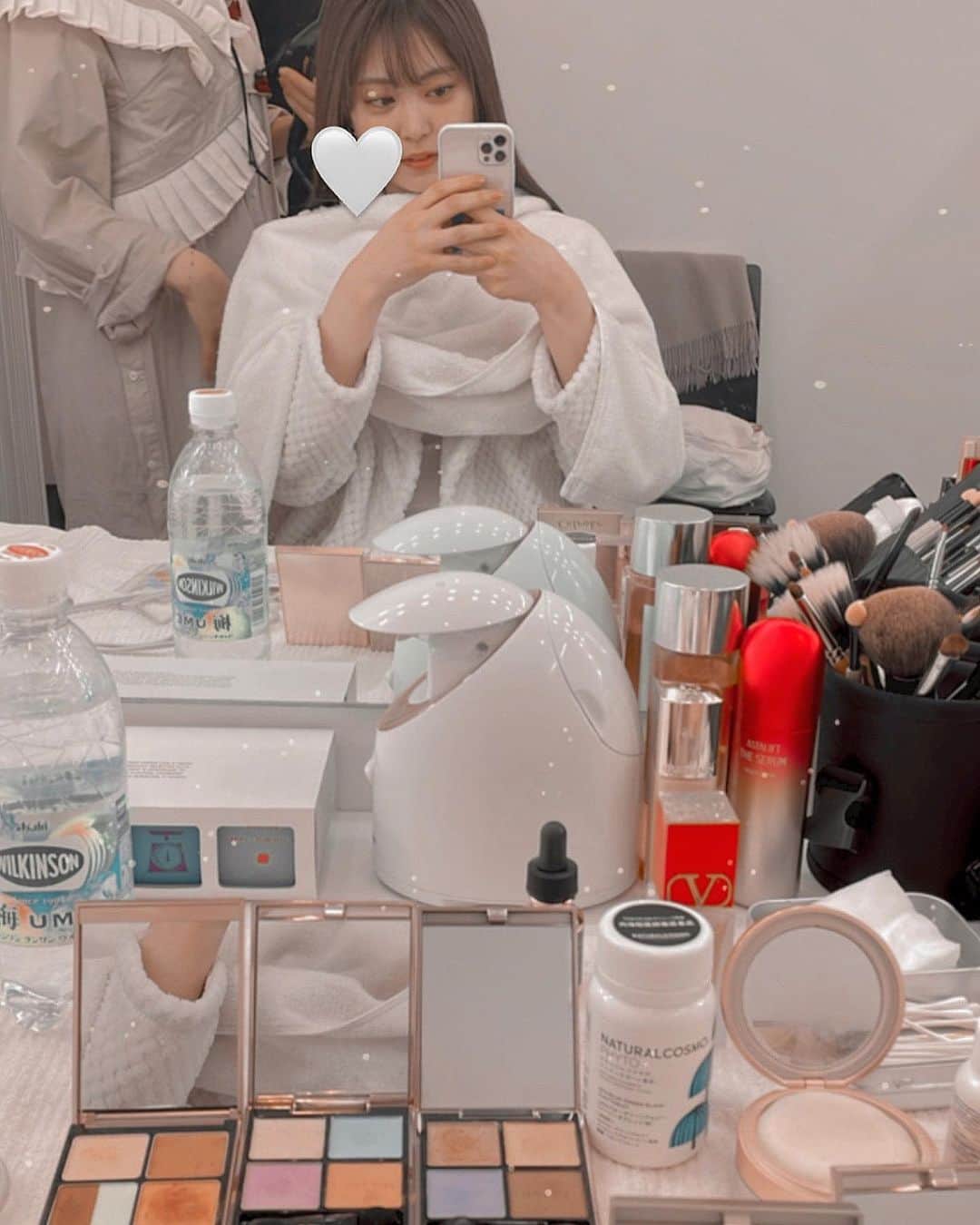 前田亜美のインスタグラム：「. . 昨日は広告撮影しました𓂃 𓈒𓏸𑁍. . . 私の1stフォトブック｢AMI｣の撮影時にお世話になった…  メイクの @rikafujiwara_hairmake さんと スタイリスト @kanayamaan さんにまた会えました〜〜〜♡♡. . . また同じチームで撮影できて嬉しかった(* .ˬ.).  . . メイクルームのコスメがたくさん並んでる感じテンション上がるよね‎🤍 ̖́-.  撮影中とか時間との勝負なので、、写真撮り忘れちゃうからメイク中写真ばっかり笑 . .  . . 衣装の写真はまた載せる〜| ᐕ)⁾⁾ . 情報解禁したらまたお知らせしますっ！」