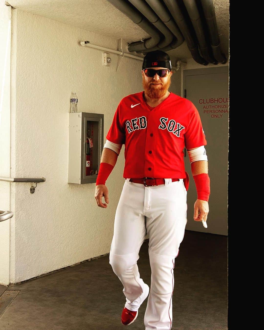ジャスティン・ターナーのインスタグラム：「🔴🧦」