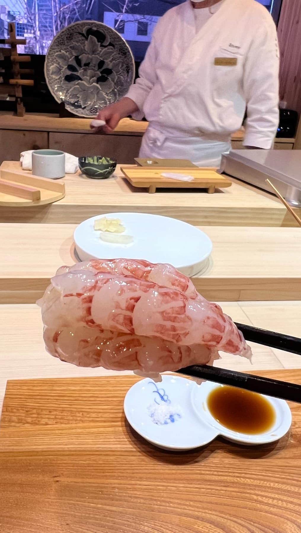 ハン・ジウンのインスタグラム：「ෆ⃛ 스시는 진짜 너무 사랑해😍❤️ 분위기 좋은 아오야마에서 극락🧚🏻‍♀️✨ 47년 경력 쉐프님께서 정성스럽게 만들어주시니 여긴 천국인가요☁️☁️ 헿🙈」