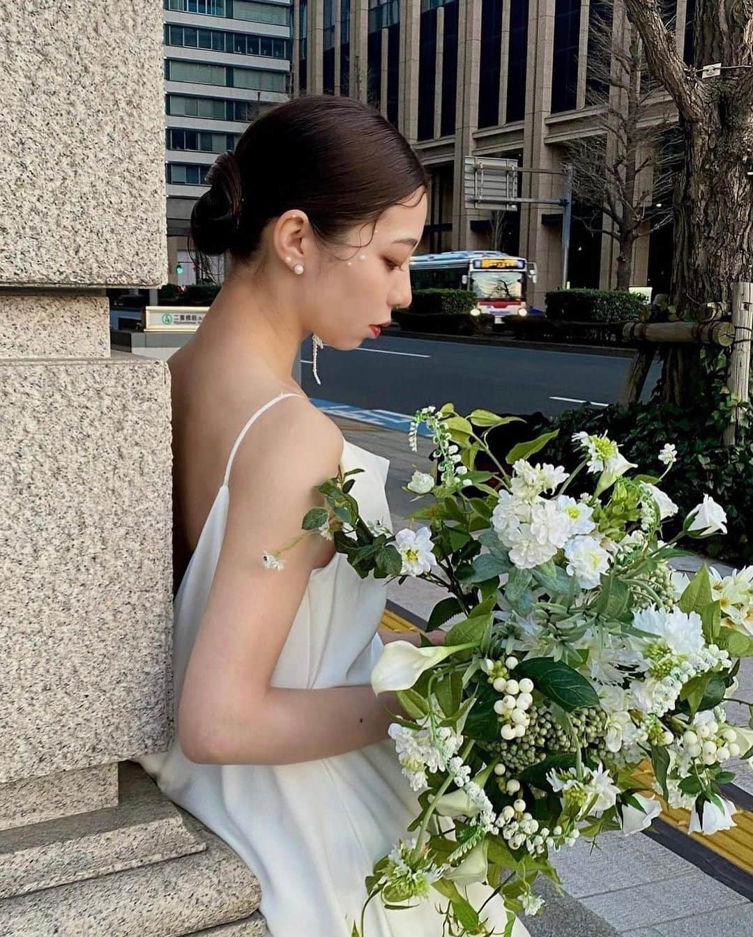 ウェディングソムリエ編集部のインスタグラム：「@meira_wed さんの投稿をリポスト  柔らかさもありながら華やかで、優美なコーディネート。  こだわりは、『ナチュラル感のあるフィンガーウェーブに、アシンメトリーのパールピアスだったので、左右のバランスを取るため百均で購入したパールを顔と耳にペタペタ自分で貼ったところ』なんだそう。  ディテールの美しいドレスが花嫁の拘りや魅力を引き立て、全体のバランスが美しく、とても参考になりますね😊  @meira_wed さんありがとうございました✨  *:.,.:*:.,.:*:.,.:*:.,.:*:.,.:*:.,.:*:.,.:*:.,.:*:.,.:*:.,.:*:.,.:* .  サイトは[ウェディングソムリエ ]で検索 🔎http://www.jadorewedding.com プロフィール欄の🔗Linkからもとべます。  ウェディングソムリエは、 人生でその時しかできない 特別な体験を提供するメディアです♡  *:.,.:*:.,.:*:.,.:*:.,.:*:.,.:*:.,.:*:.,.:*:.,.:*:.,.:*:.,.:*:.,.:*:.,.  #花嫁 #プレ花嫁 #卒花 #全国のプレ花嫁と繋がりたい  #ウェディングソムリエアンバサダー #ウェディングソムリエ  #ウェディングソムリエイベント #結婚式 #ウェディング #diy #ウェディングdiy #ウェディングフォト #前撮り #後撮り  #ウェディングレポ ＃ロケーションフォト #ヘアメイク  #ブライダルヘア #ブライダルアクセサリー #ブライダルヘアメイク」