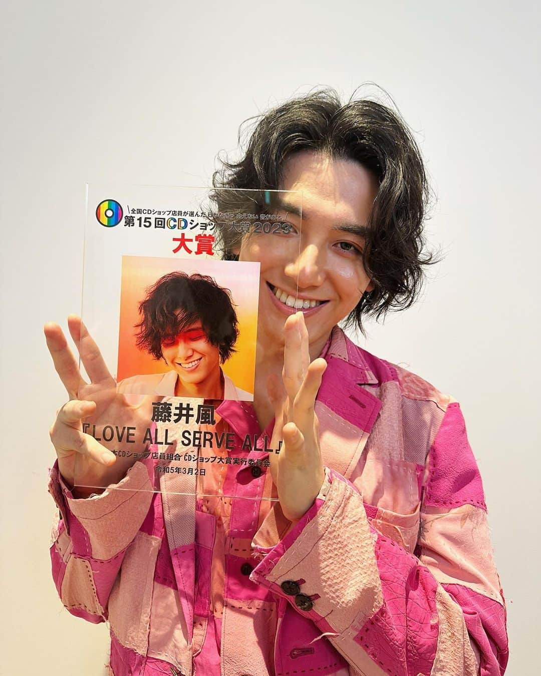 藤井風さんのインスタグラム写真 - (藤井風Instagram)「Kaze’s 2nd album “LOVE ALL SERVE ALL” got the CD shop award 2023, the “red” prize (i.e., a “God-tier album”😆)… Big thanks for giving this CD flowers 💐in this streaming era, cd will always have a special place in my heart 🤍hope this experience will be available, no matter where you are🌏💿 藤井 風”LOVE ALL SERVE ALL”がCDショップ大賞 “神アルバム(赤)” を受賞しました... 素晴らしい作品があふれる中, ほんとに感謝です. 時代はストリーミングですが, CDには思い出がいっぱいあるし, これからも色んな思い出を作っていくことになると思っています🤍全国のCDショップ店員の皆さん, 応援してくれている皆さん, ほんとにいつもありがとう💿🤍 . styling @kanemitru hair @harukaaaaaa0819 💐」3月2日 16時37分 - fujiikaze