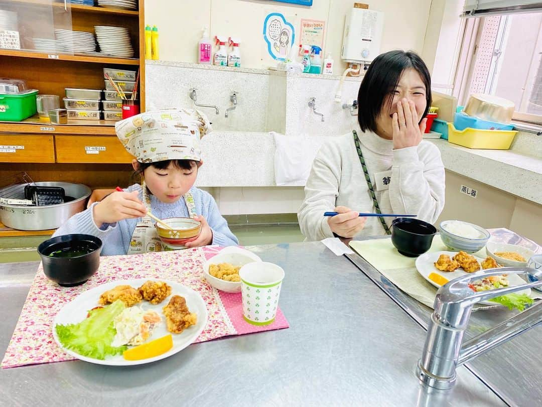 鳥越佳那さんのインスタグラム写真 - (鳥越佳那Instagram)「【こども料理教室に潜入🍠❣️】  ========================= ◎唐揚げ　◎わらびもち　◎サラダ  この中で"さつまいも"が使われている料理は どれでしょうか🤔⁉️  =========================  正解は・・・ 全部🍠🍠🍠  さつまいもサラダ以外は さつまいもの“でんぷん”が使われているんです💡 ～～～～～～～～～～ 【かんしょでん粉✏️】 鹿屋市ではサツマイモから「でん粉」が作られており 巨大な でん粉工場もあります🏭 片栗粉の代わりにでん粉を使う方もいるほど身近な食材です💡 ～～～～～～～～～～  2月23日 小学1〜3年生を対象に 【こども料理教室～さつまいもを料理しよう～】 が行われました🍽   こどもと大人が別室で学ぶ 一味違う料理教室😳   👩大人は、食育や料理をする際の見守り方について学び 👦こどもは、親から離れて料理をする。   お互い不安な中でのスタートですが… 子どもたちは慣れない包丁を使い、 体重をかけながら硬いお芋を見事にカット👀‼︎ お友達と教えあいながら進める姿にもびっくり😳 （当時の自分はできていなかった気が😅）   豆腐カットは“手のひら”で挑戦し 「できた！」と大喜び♪ どんどん自信がついてきたようで 最後は笑顔で飛び跳ねながら料理をしていました😄   食育について学び終えた親御さんは 子どもたちの料理を見学。 「何度も声が出そうになった！」とヒヤヒヤしながらも あえて手助けをせずに見守っていらっしゃいました🫢 『やらせればできるんだ！』と感心したそうです✨   肝心のお味は・・・大好評♪   🍠冷めてもカリっと食感のから揚げや 🍠飲めるほど？程よい弾力と口どけの良さを感じるわらび餅でクセが少なくとってもおいしかったです🤭💕   参加したこどもたちは…   👧これからはスイーツだけじゃなく 　\\ ご飯でも食べたい🍠‼︎ //  と、さつまいも愛が深まったようでした❤️   こども料理教室は 料理を学ぶだけではなく 自信や思いやり、作法など \\生きる力を学ぶ教室// なのかなと感じました！ . . ちなみに❣️ おいもをテーマにした今回の応募倍率は約3倍👀‼︎‼︎ ...さすが\\おいものまち かのや//   年に10回ほど行われるイベントで 鹿屋市のHPなどで随時案内があるそうです😊 . . #鹿屋市 #こども料理教室 #料理教室  #鹿屋特産品 #さつまいも#高系14号 #鹿児島グルメ #鹿屋グルメ  #からあげ #さつまいもサラダ #わらびもち  #鹿児島県 #大隅半島 #鹿屋 #地域おこし協力隊 #かのやPRレポーター #さつまいもアナウンサー . . かのや食育サポーターのみなさん、 担当の方々、取材させていただきありがとうございました🙇‍♀️✨」3月2日 16時43分 - kana_torigoe