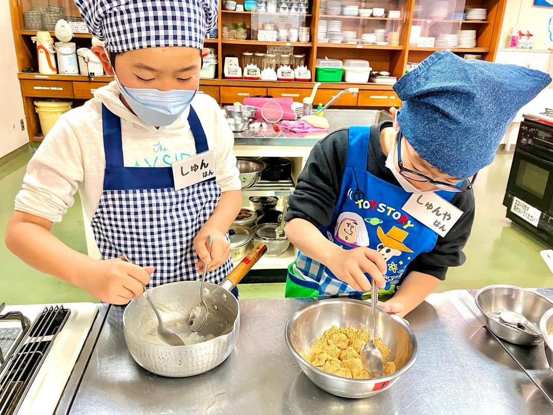 鳥越佳那さんのインスタグラム写真 - (鳥越佳那Instagram)「【こども料理教室に潜入🍠❣️】  ========================= ◎唐揚げ　◎わらびもち　◎サラダ  この中で"さつまいも"が使われている料理は どれでしょうか🤔⁉️  =========================  正解は・・・ 全部🍠🍠🍠  さつまいもサラダ以外は さつまいもの“でんぷん”が使われているんです💡 ～～～～～～～～～～ 【かんしょでん粉✏️】 鹿屋市ではサツマイモから「でん粉」が作られており 巨大な でん粉工場もあります🏭 片栗粉の代わりにでん粉を使う方もいるほど身近な食材です💡 ～～～～～～～～～～  2月23日 小学1〜3年生を対象に 【こども料理教室～さつまいもを料理しよう～】 が行われました🍽   こどもと大人が別室で学ぶ 一味違う料理教室😳   👩大人は、食育や料理をする際の見守り方について学び 👦こどもは、親から離れて料理をする。   お互い不安な中でのスタートですが… 子どもたちは慣れない包丁を使い、 体重をかけながら硬いお芋を見事にカット👀‼︎ お友達と教えあいながら進める姿にもびっくり😳 （当時の自分はできていなかった気が😅）   豆腐カットは“手のひら”で挑戦し 「できた！」と大喜び♪ どんどん自信がついてきたようで 最後は笑顔で飛び跳ねながら料理をしていました😄   食育について学び終えた親御さんは 子どもたちの料理を見学。 「何度も声が出そうになった！」とヒヤヒヤしながらも あえて手助けをせずに見守っていらっしゃいました🫢 『やらせればできるんだ！』と感心したそうです✨   肝心のお味は・・・大好評♪   🍠冷めてもカリっと食感のから揚げや 🍠飲めるほど？程よい弾力と口どけの良さを感じるわらび餅でクセが少なくとってもおいしかったです🤭💕   参加したこどもたちは…   👧これからはスイーツだけじゃなく 　\\ ご飯でも食べたい🍠‼︎ //  と、さつまいも愛が深まったようでした❤️   こども料理教室は 料理を学ぶだけではなく 自信や思いやり、作法など \\生きる力を学ぶ教室// なのかなと感じました！ . . ちなみに❣️ おいもをテーマにした今回の応募倍率は約3倍👀‼︎‼︎ ...さすが\\おいものまち かのや//   年に10回ほど行われるイベントで 鹿屋市のHPなどで随時案内があるそうです😊 . . #鹿屋市 #こども料理教室 #料理教室  #鹿屋特産品 #さつまいも#高系14号 #鹿児島グルメ #鹿屋グルメ  #からあげ #さつまいもサラダ #わらびもち  #鹿児島県 #大隅半島 #鹿屋 #地域おこし協力隊 #かのやPRレポーター #さつまいもアナウンサー . . かのや食育サポーターのみなさん、 担当の方々、取材させていただきありがとうございました🙇‍♀️✨」3月2日 16時43分 - kana_torigoe