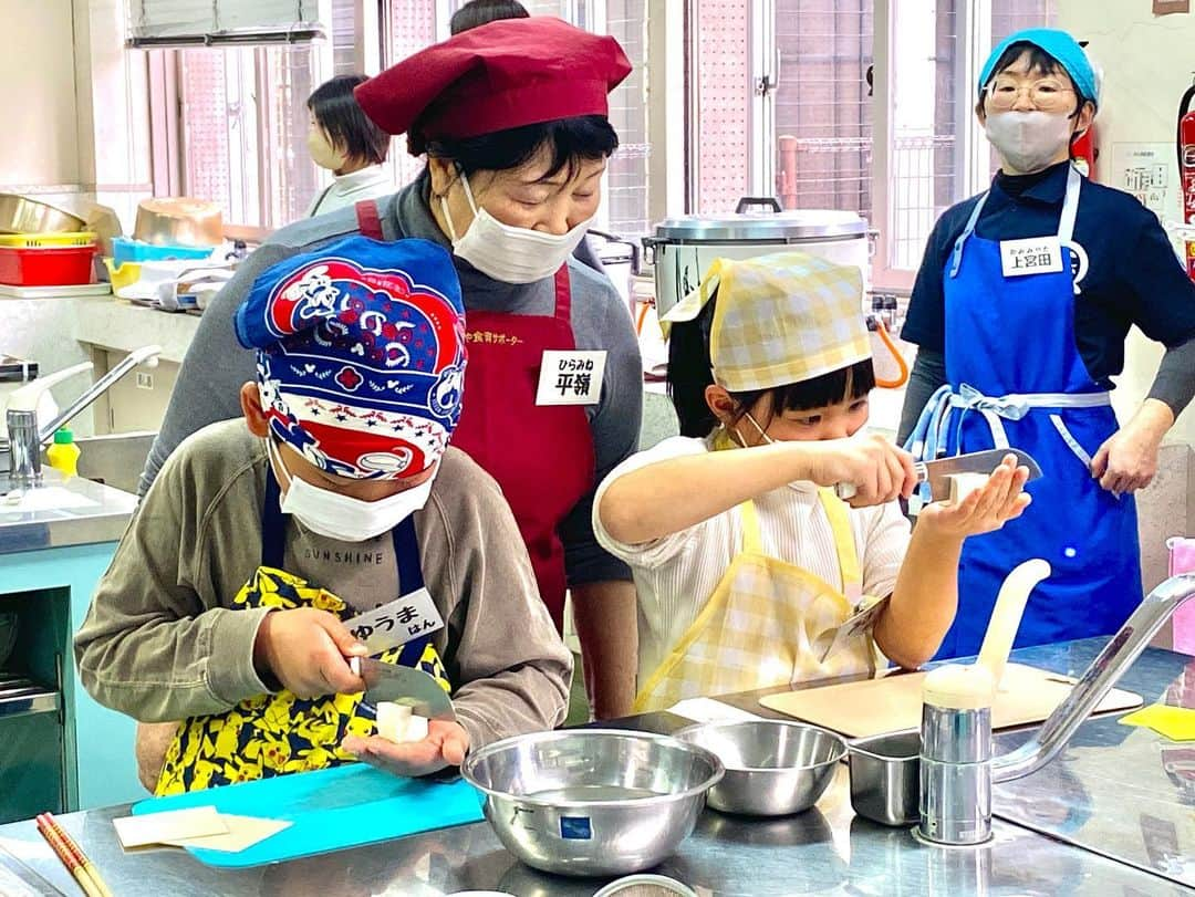 鳥越佳那さんのインスタグラム写真 - (鳥越佳那Instagram)「【こども料理教室に潜入🍠❣️】  ========================= ◎唐揚げ　◎わらびもち　◎サラダ  この中で"さつまいも"が使われている料理は どれでしょうか🤔⁉️  =========================  正解は・・・ 全部🍠🍠🍠  さつまいもサラダ以外は さつまいもの“でんぷん”が使われているんです💡 ～～～～～～～～～～ 【かんしょでん粉✏️】 鹿屋市ではサツマイモから「でん粉」が作られており 巨大な でん粉工場もあります🏭 片栗粉の代わりにでん粉を使う方もいるほど身近な食材です💡 ～～～～～～～～～～  2月23日 小学1〜3年生を対象に 【こども料理教室～さつまいもを料理しよう～】 が行われました🍽   こどもと大人が別室で学ぶ 一味違う料理教室😳   👩大人は、食育や料理をする際の見守り方について学び 👦こどもは、親から離れて料理をする。   お互い不安な中でのスタートですが… 子どもたちは慣れない包丁を使い、 体重をかけながら硬いお芋を見事にカット👀‼︎ お友達と教えあいながら進める姿にもびっくり😳 （当時の自分はできていなかった気が😅）   豆腐カットは“手のひら”で挑戦し 「できた！」と大喜び♪ どんどん自信がついてきたようで 最後は笑顔で飛び跳ねながら料理をしていました😄   食育について学び終えた親御さんは 子どもたちの料理を見学。 「何度も声が出そうになった！」とヒヤヒヤしながらも あえて手助けをせずに見守っていらっしゃいました🫢 『やらせればできるんだ！』と感心したそうです✨   肝心のお味は・・・大好評♪   🍠冷めてもカリっと食感のから揚げや 🍠飲めるほど？程よい弾力と口どけの良さを感じるわらび餅でクセが少なくとってもおいしかったです🤭💕   参加したこどもたちは…   👧これからはスイーツだけじゃなく 　\\ ご飯でも食べたい🍠‼︎ //  と、さつまいも愛が深まったようでした❤️   こども料理教室は 料理を学ぶだけではなく 自信や思いやり、作法など \\生きる力を学ぶ教室// なのかなと感じました！ . . ちなみに❣️ おいもをテーマにした今回の応募倍率は約3倍👀‼︎‼︎ ...さすが\\おいものまち かのや//   年に10回ほど行われるイベントで 鹿屋市のHPなどで随時案内があるそうです😊 . . #鹿屋市 #こども料理教室 #料理教室  #鹿屋特産品 #さつまいも#高系14号 #鹿児島グルメ #鹿屋グルメ  #からあげ #さつまいもサラダ #わらびもち  #鹿児島県 #大隅半島 #鹿屋 #地域おこし協力隊 #かのやPRレポーター #さつまいもアナウンサー . . かのや食育サポーターのみなさん、 担当の方々、取材させていただきありがとうございました🙇‍♀️✨」3月2日 16時43分 - kana_torigoe