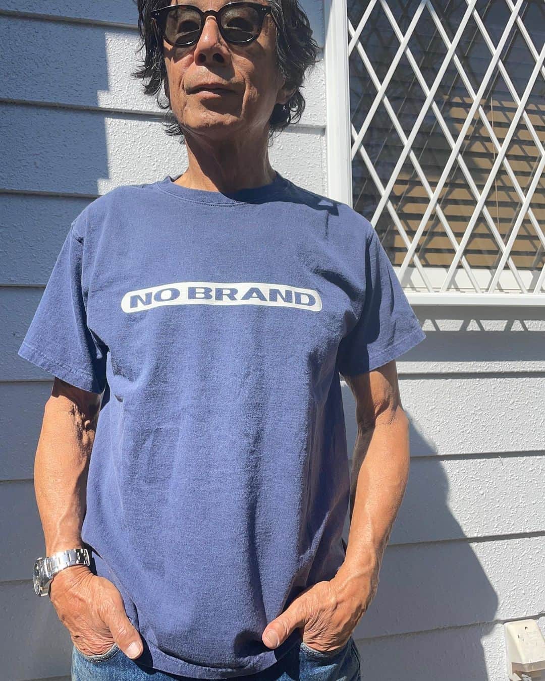 NO BRANDのインスタグラム：「だいぶ春めいてきました。 日差しが有ればTシャツでオッケー👌  しばらく忘れていた ネイビーとナチュラル の2カラーをリリースします。  袖を通すうちに、プリントロゴが薄れ、ボディーもやヤレてくる。 (ボディーはGood on)  時間が経つと雰囲気が増す、そんな楽しみかたもありですね。  170x63のわたしの着てるのが、 Lサイズです、ご参考ください。  　　　　6800円(税込)  送料サービス(沖縄を除く)  オーダー方法  FBの方はメッセンジャー インスタの方はDM でお受けします。  なお商品は受注生産となりますので、デリバリーまで少しお時間をいただきます。  よろしくお願いします🤲」