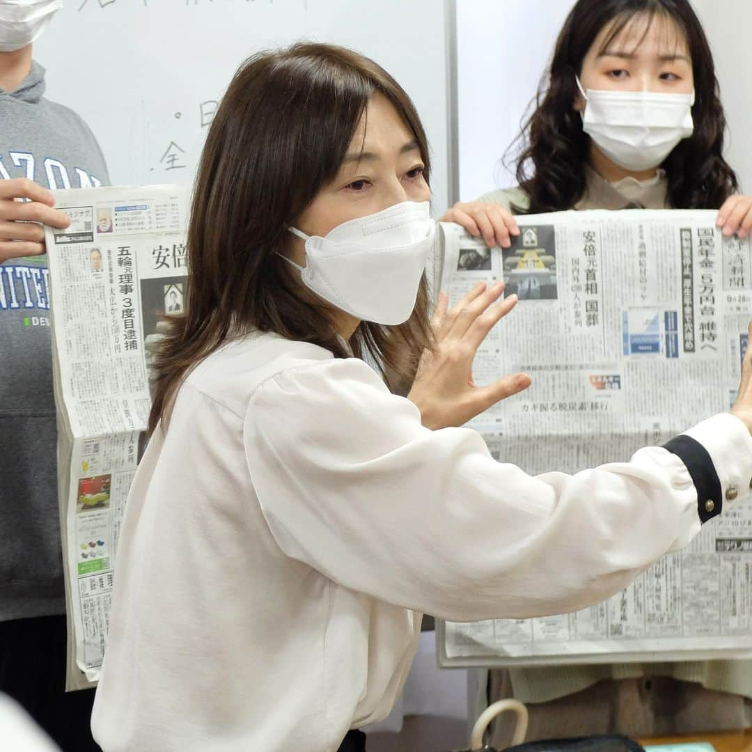 小西美穂のインスタグラム：「演習科目では「新聞の読み方」も教えています。学生と一緒に大学図書館へいって授業します。各自分析して発表してもらいますが、たくさん学びと気づきがあって素晴らしい！！  最後は小西の普段の「新聞の読み方」を実践してみせます。「えっ、先生そんな簡単でいいんですか？」と驚きの声があがりますが、新聞は飛ばし読みが基本。①見出しだけで済ませる、②リードも読む、③最後まで読む、と記事を３段階にわけて読むと伝えます。  大学図書館にもっと親しんでもらいたい。そんな思いもあります。新年度も秋学期で開講予定です！  大学公式HPがとりあげてくださったのでよろしければ検索してみてください。  #関西学院大学 #総合政策学部 #神戸三田キャンパス #授業 #教育 #図書館 #新聞の読み方 #ジャーナリズム #メディアリテラシー #就活」