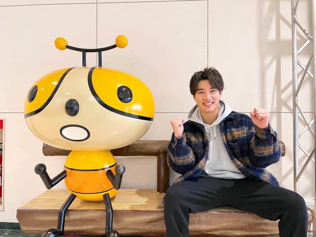 福山翔大さんのインスタグラム写真 - (福山翔大Instagram)「・  明日、3.3（金） 09:50〜放送の 『ももち浜ストア』に 生出演させていただきます！ ドラマ『#1回表のウラ』の 見どころをお話しできればと！ 福岡で暮らしていた時、ずっと見ていた番組に 出演できてとても嬉しいです。 ぜひ、ご覧ください！  写真はテレビ西日本の マスコットキャラクター てれビー  自然と同じポーズになってた笑  #TNC」3月2日 16時52分 - shodai_fukuyama.official