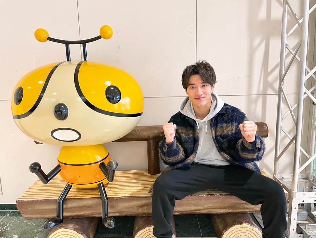 福山翔大さんのインスタグラム写真 - (福山翔大Instagram)「・  明日、3.3（金） 09:50〜放送の 『ももち浜ストア』に 生出演させていただきます！ ドラマ『#1回表のウラ』の 見どころをお話しできればと！ 福岡で暮らしていた時、ずっと見ていた番組に 出演できてとても嬉しいです。 ぜひ、ご覧ください！  写真はテレビ西日本の マスコットキャラクター てれビー  自然と同じポーズになってた笑  #TNC」3月2日 16時52分 - shodai_fukuyama.official