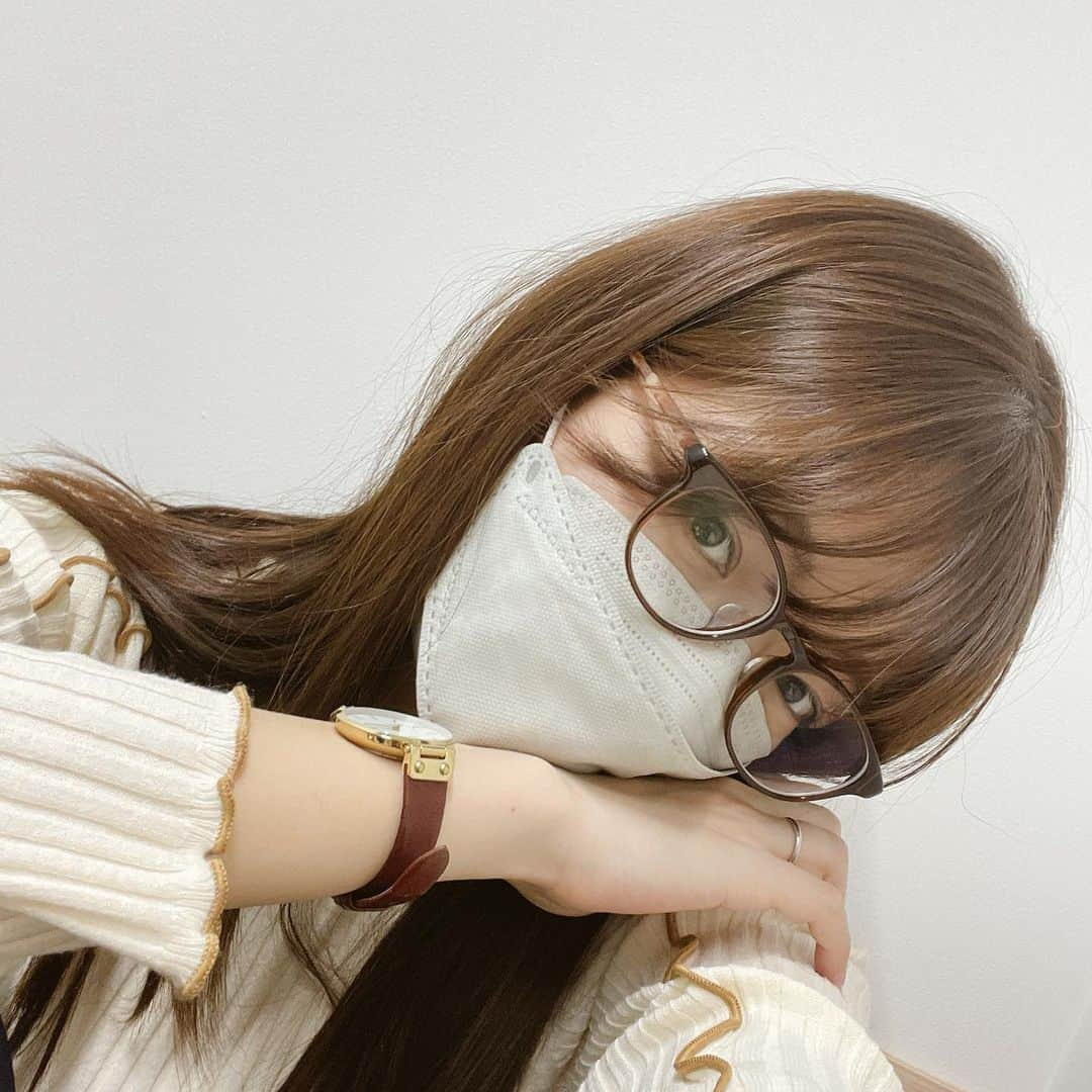 森田紗英のインスタグラム：「_ 本格的にやってきましたね。 Hay fever!!!!🤧 つい最近学んだ単語を 使いたかった😂😂 _ 目が痒くて痒くて仕方ない。 鼻水止まらない... 薬も効いてるのか わからなくなってきました。 そして、最高に眠い。。。 花粉に弱い皆さん、 一緒にがんばりましょう◎ _ _ _ #花粉症 #花粉 #死にそう #痒い #涙 #鼻水 #辛い #目薬必須 #今日はコンタクトできない #hayfever #snot」