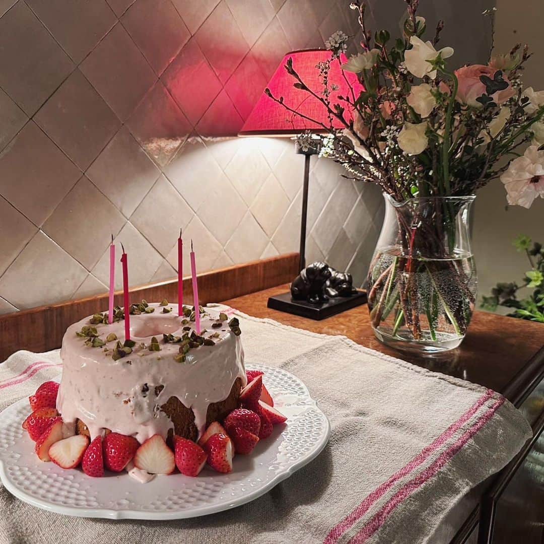 のインスタグラム：「昨日3月1日、歳をひとつ重ねました。重みが豊かさを運んでくれるでしょう。 大好きで大切な方々にお祝いして頂き、自分の誕生日だけれど同じ時を過ごせていることが何よりも愛おしかったです。 美味しいお料理とワインと友。 いつだって頑張れると思わせてくれる。 メッセージくれた方にもありがとう💛」