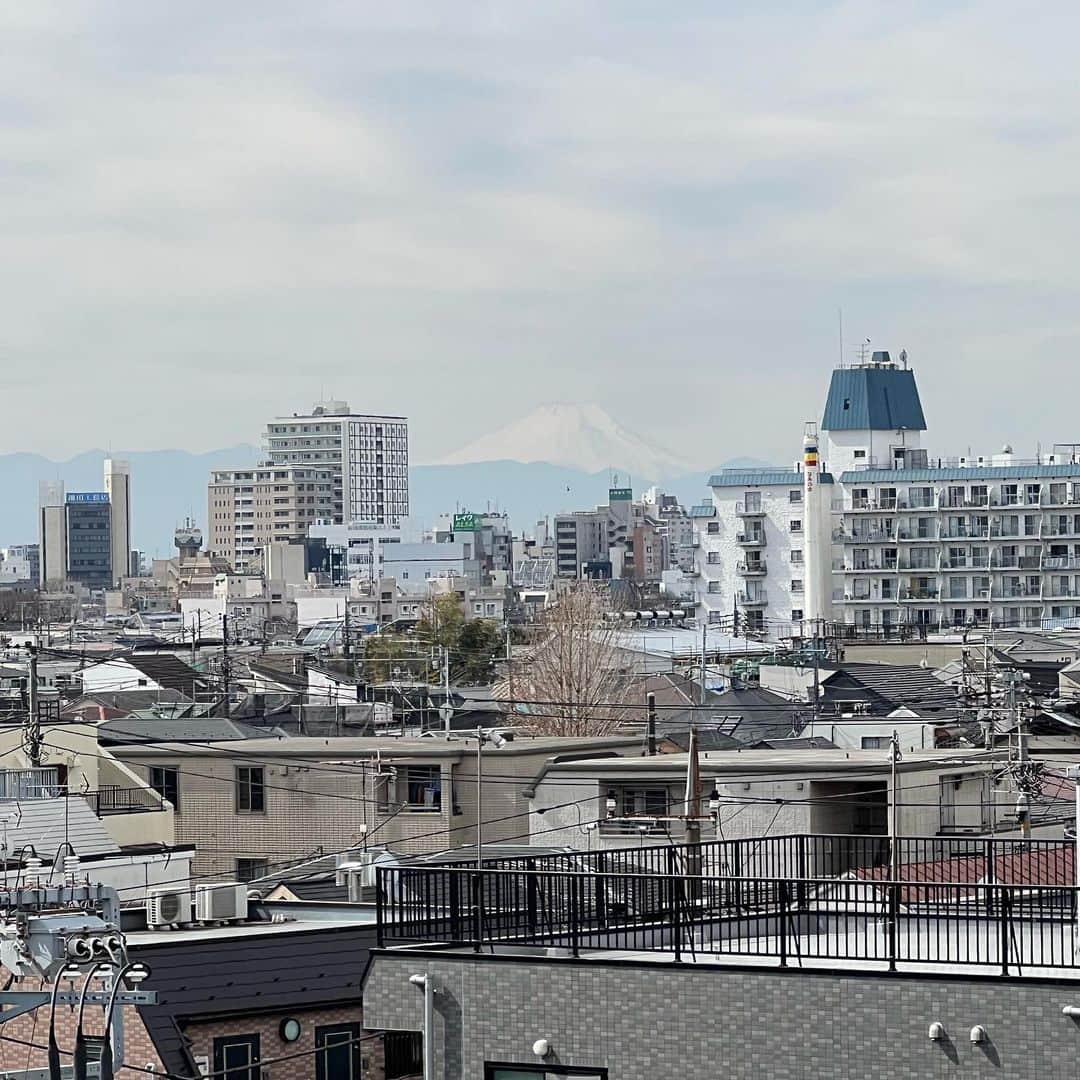 星村麻衣さんのインスタグラム写真 - (星村麻衣Instagram)「親の影響で数年前からどハマりしているサウナ🧖‍♀️♡ サウナのおかげで肌の調子も昔よりいいです◎🙆‍♀️ 外気浴では雲が多かったけど、遠くに富士山も見えました🗻✨ デトックス最高！ととのったー🥰 #サウナリウム高円寺  #サウナ女子 #サ活」3月2日 17時04分 - hoshimuramai