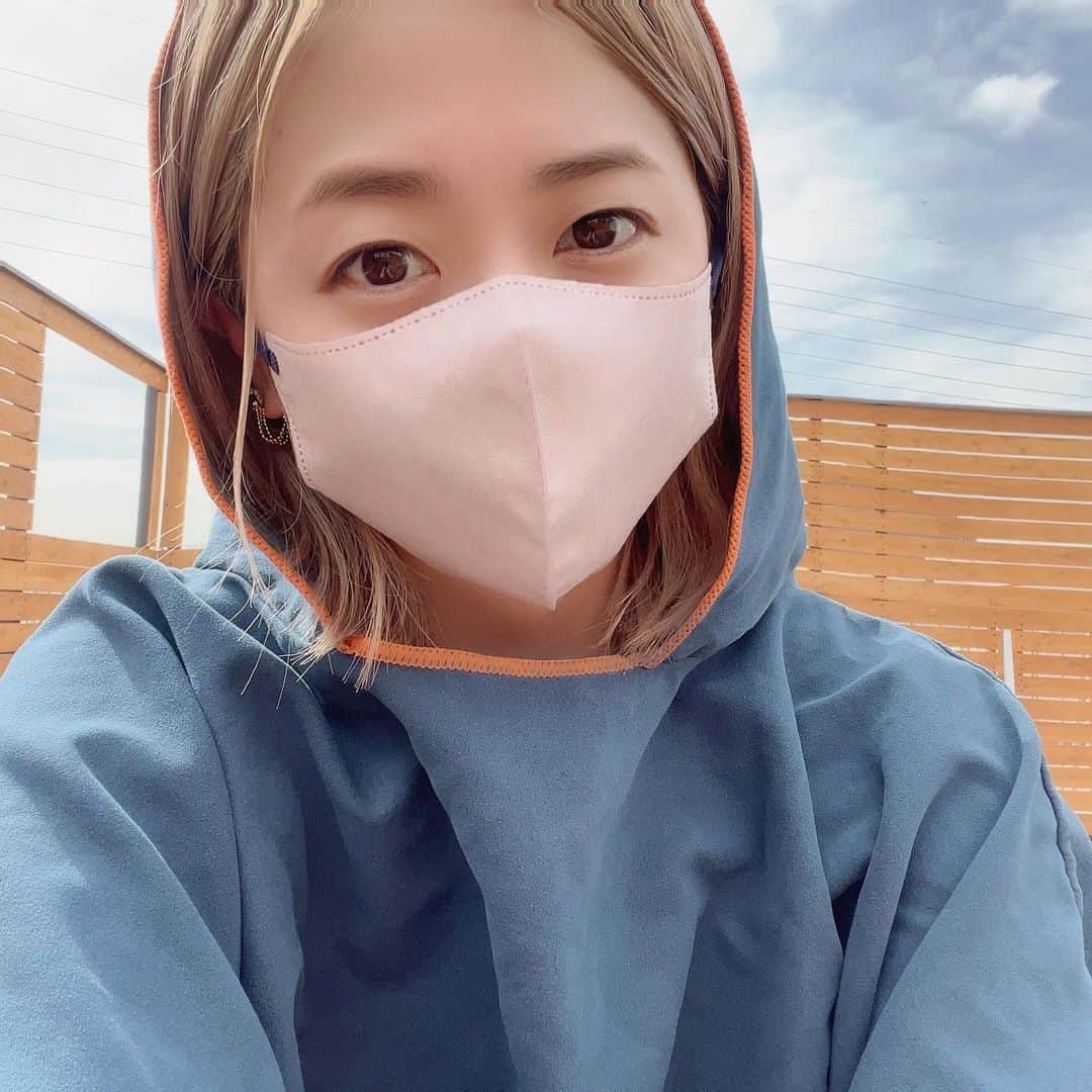 星村麻衣のインスタグラム：「親の影響で数年前からどハマりしているサウナ🧖‍♀️♡ サウナのおかげで肌の調子も昔よりいいです◎🙆‍♀️ 外気浴では雲が多かったけど、遠くに富士山も見えました🗻✨ デトックス最高！ととのったー🥰 #サウナリウム高円寺  #サウナ女子 #サ活」