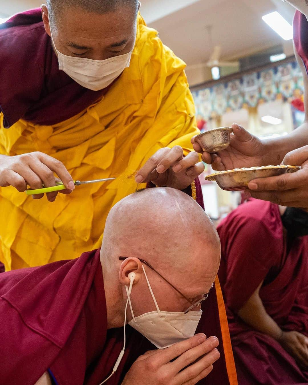 ダライ・ラマ14世さんのインスタグラム写真 - (ダライ・ラマ14世Instagram)「A collection of photographs captured during the ordination ceremony of novice monks and nuns, held at the residence of HHDL in Dharamsala, HP, India on March 2, 2023. Photos by Tenzin Choejor #dalailama #buddhism #ordination #monk #india #tibet #tibetan」3月2日 17時11分 - dalailama