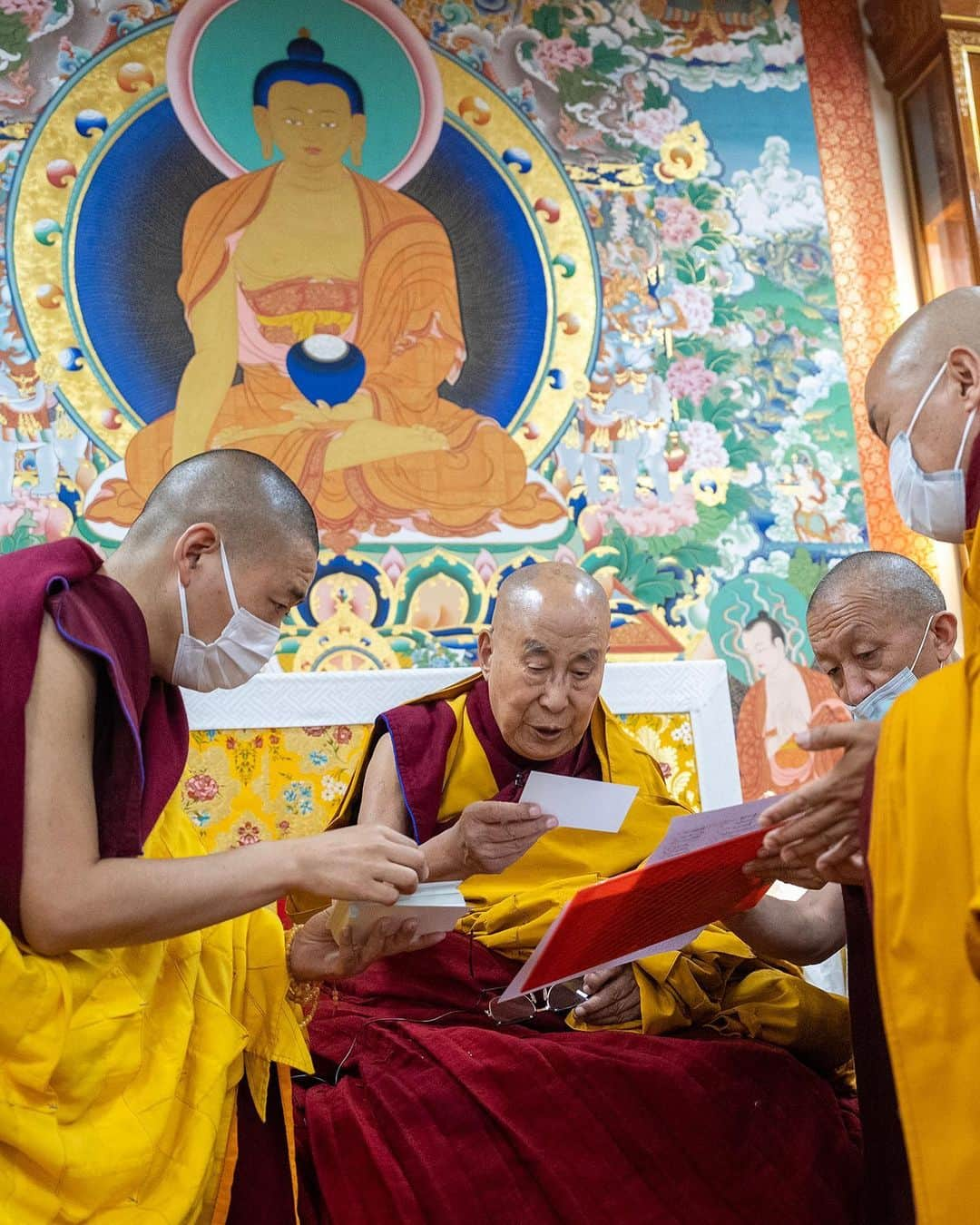 ダライ・ラマ14世さんのインスタグラム写真 - (ダライ・ラマ14世Instagram)「A collection of photographs captured during the ordination ceremony of novice monks and nuns, held at the residence of HHDL in Dharamsala, HP, India on March 2, 2023. Photos by Tenzin Choejor #dalailama #buddhism #ordination #monk #india #tibet #tibetan」3月2日 17時11分 - dalailama