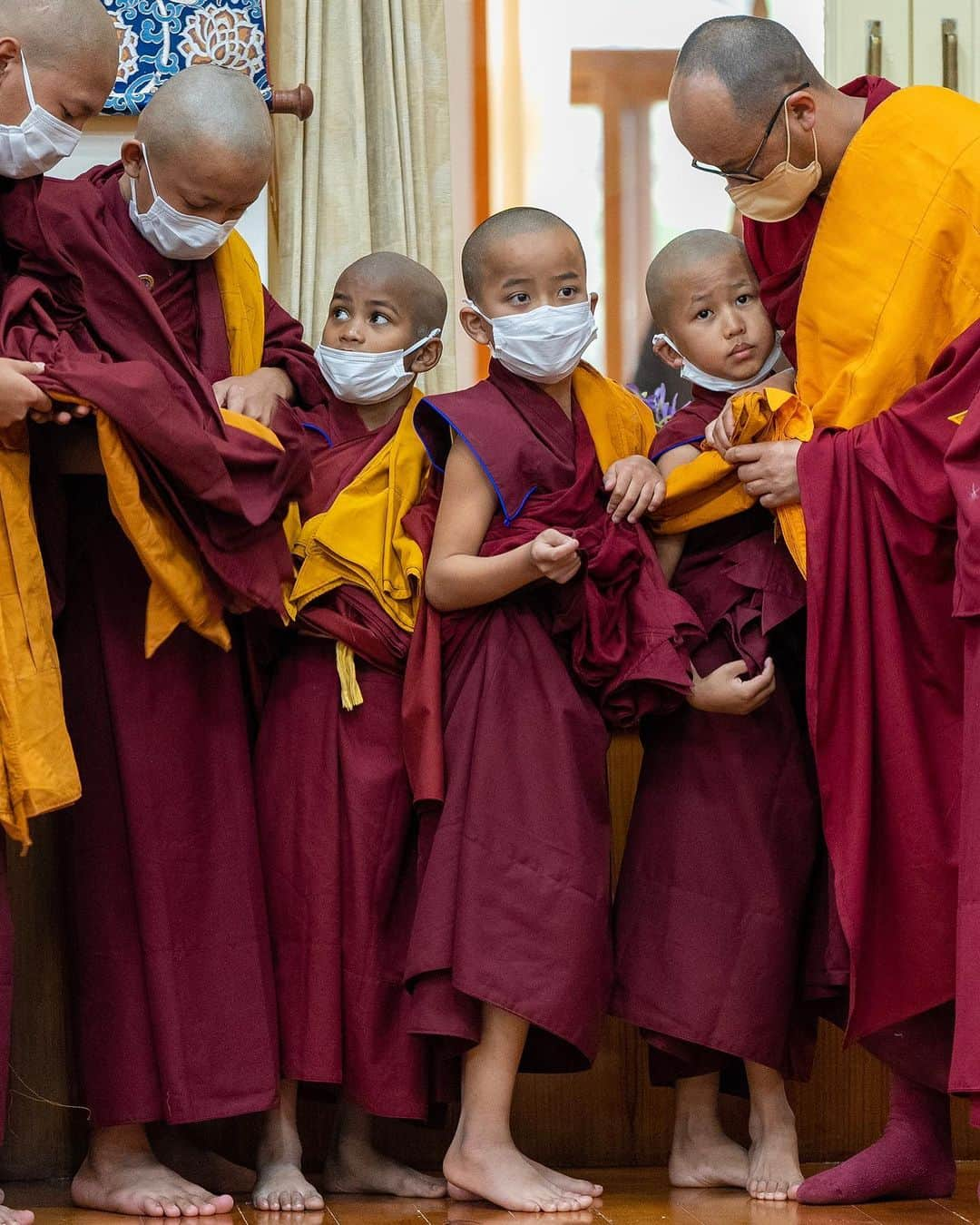 ダライ・ラマ14世さんのインスタグラム写真 - (ダライ・ラマ14世Instagram)「A collection of photographs captured during the ordination ceremony of novice monks and nuns, held at the residence of HHDL in Dharamsala, HP, India on March 2, 2023. Photos by Tenzin Choejor #dalailama #buddhism #ordination #monk #india #tibet #tibetan」3月2日 17時11分 - dalailama