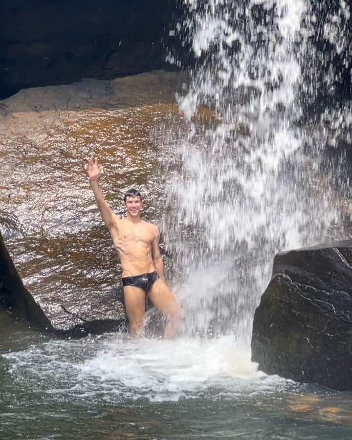 ロベルト・ボッレのインスタグラム：「Recharging 💦」