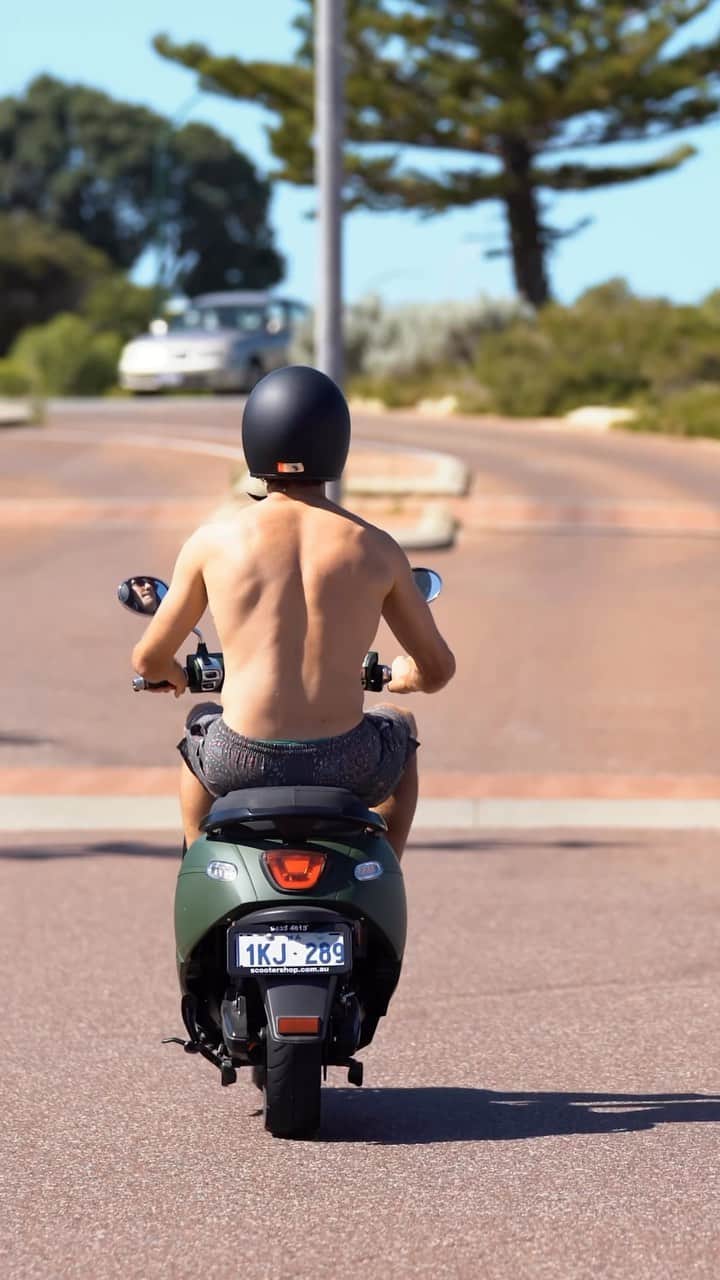 カーティス・マーシャルのインスタグラム：「Back in Perth and straight back to the beach on my @fonzscooter Authur 1 🛵 Need to get my tan back!  . . For a look or a test ride head to @wanderlust.perth and for more info head to my stories or link in my bio!」