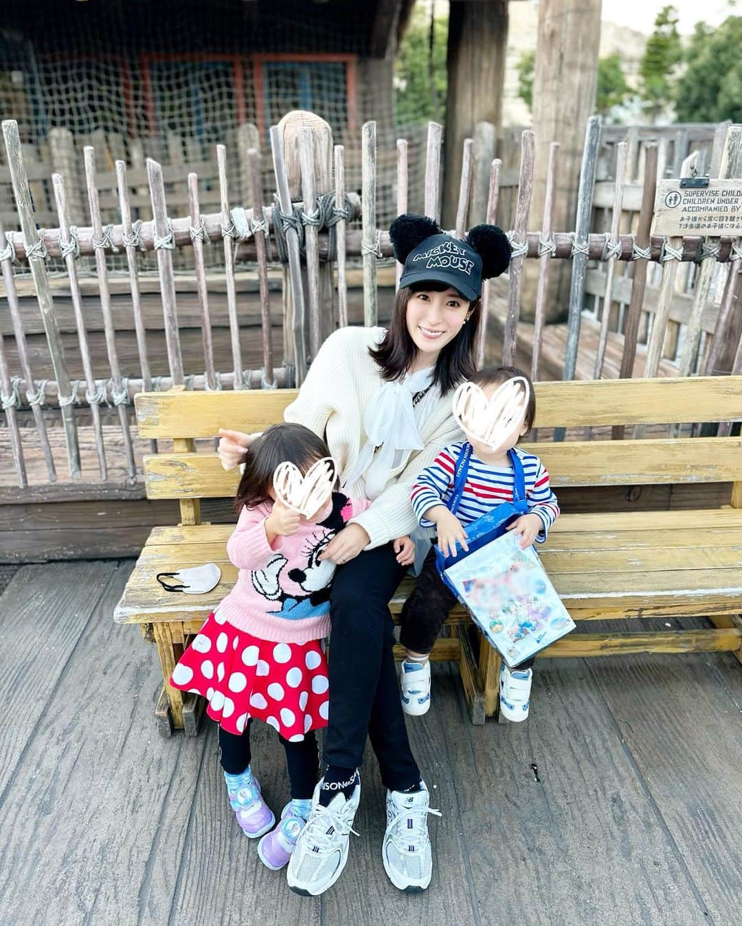 小林真由のインスタグラム：「思い出photo🫶🏻 ⁡ あっという間にもうすぐ春休み..🥺🌸 ⁡ ⁡ #ファッション #コーデ #ママコーデ #女の子ママ #男の子ママ #ママライフ #コーディネート #４歳 #２歳 #ベビー #二人育児」